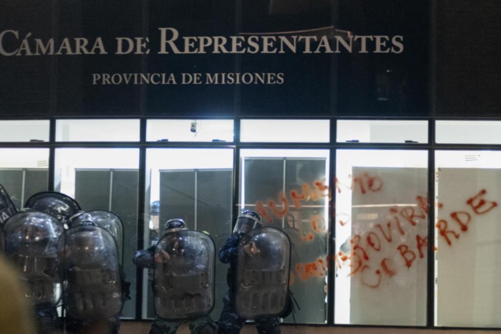 En Misiones se agrava el conflicto con la Policía; incidentes en la Legislatura