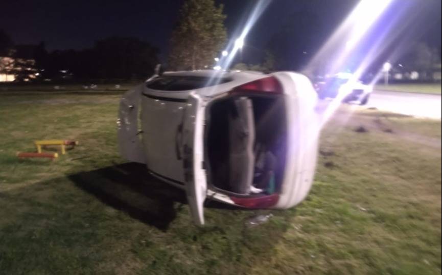Madrugada accidentada en La Plata: choques y un impresionante vuelco