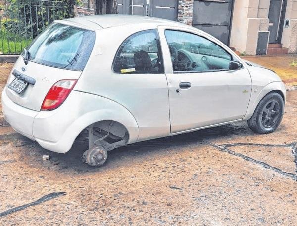 País “ciruja”: crecen en La Plata los robos de ruedas y baterías
