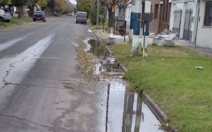 Una pérdida de agua y "mal olor" en un barrio de La Plata