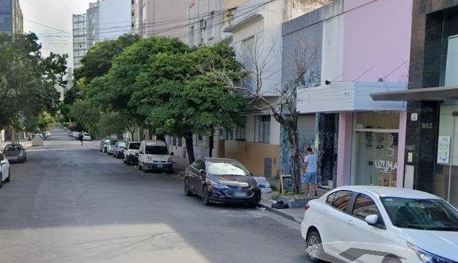 Feroz asalto callejero en La Plata: lo apuñalaron en la pierna por el celular