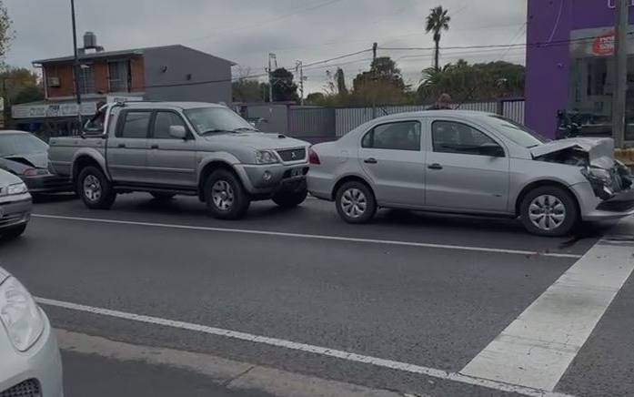 Mañana accidentada en La Plata: cuatro autos chocaron en cadena en un semáforo