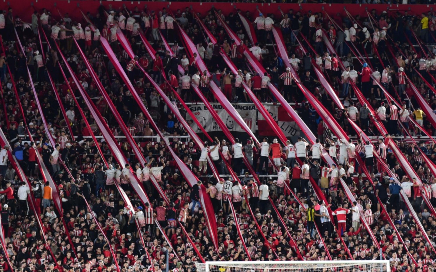 Conmebol sancionó a Estudiantes por "actos racistas": de cuánto es la multa y las restricciones en la Libertadores