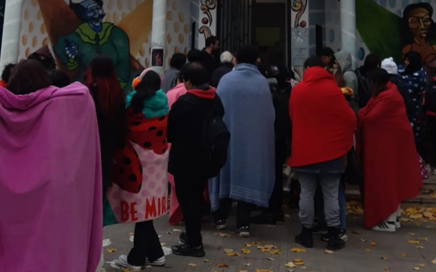Frazadazo en La Plata: alumnos de la Escuela de Teatro reclaman por falta de gas