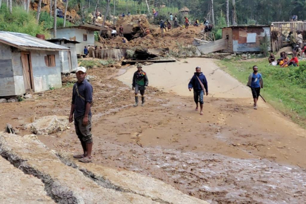 Un alud de tierra sepultó a más de 2.000 personas