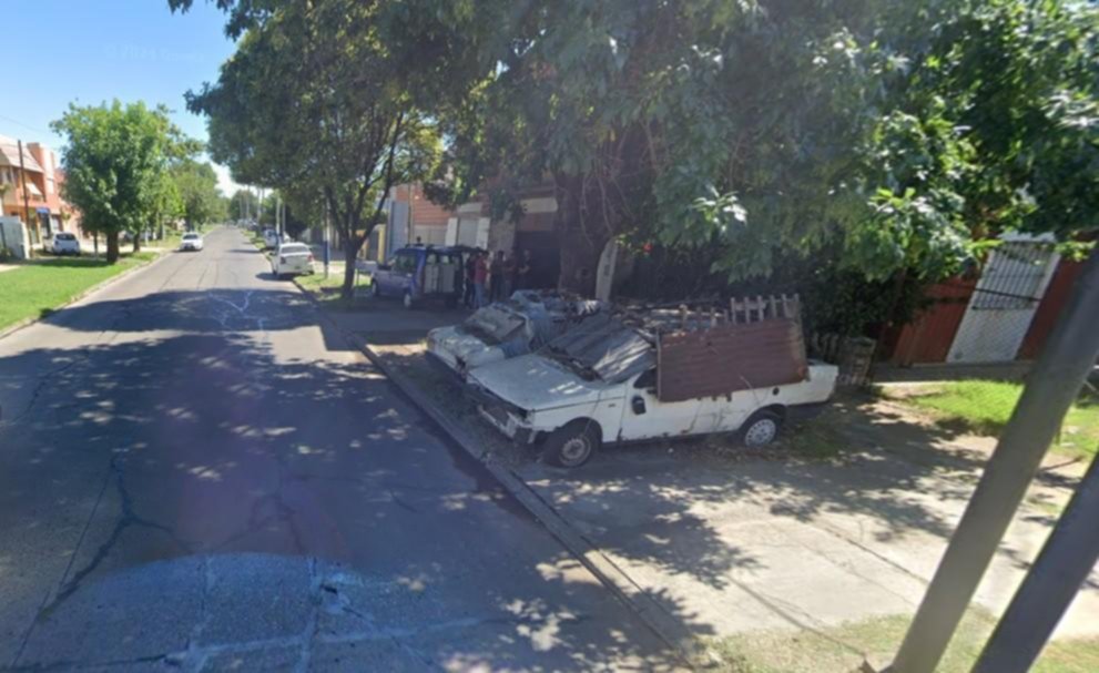 Con amigos así... Le prestaron una habitación y lo durmieron: terminó desmayado a golpes y tirado por una escalera