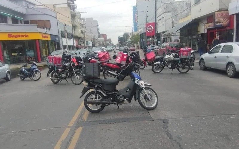 Deliverys cortaron Yrigoyen para exigir más seguridad