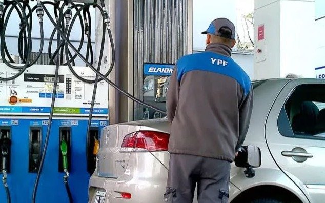 A cuánto se dispara en La Plata el precio de la nafta en YPF y Shell con aumento confirmado para junio