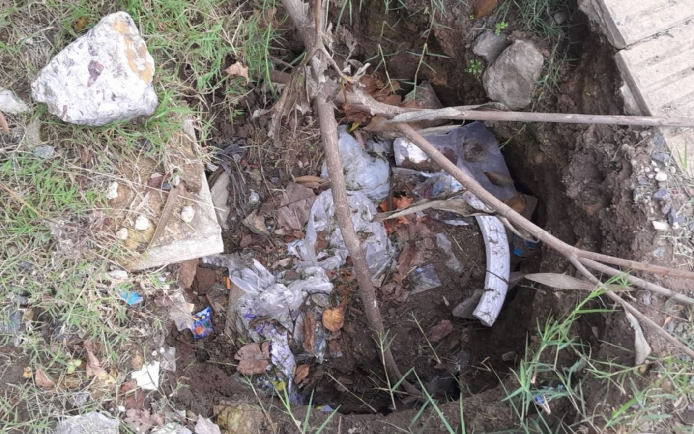 Vecinos en alerta por un enorme pozo en Tolosa