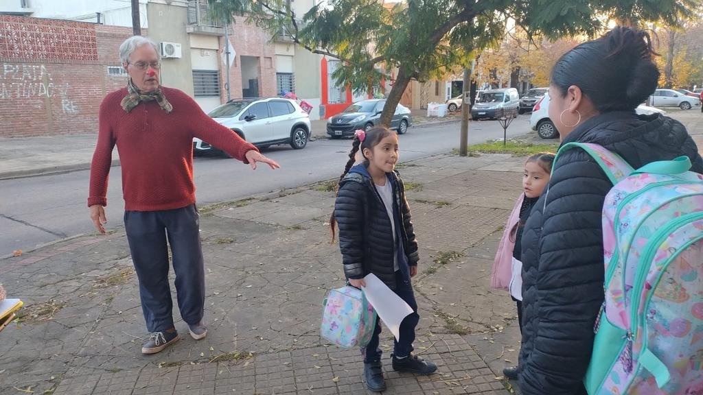Ricardo, el vecino “inspector” de La Plata que cuida a los niños: su particular historia de barrio