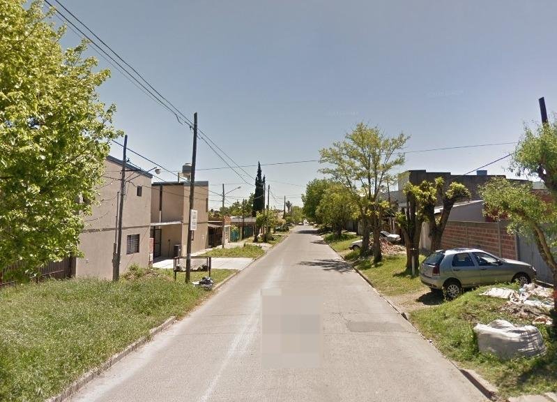 Destrozan una ventana a ladrillazos para acceder a una 4x4 estacionada