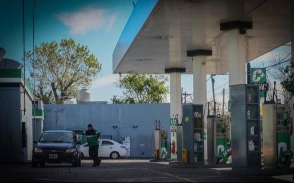 Crisis del GNC: ya descargan uno de los barcos y el Gobierno estima que por la noche se normalizará la provisión de gas