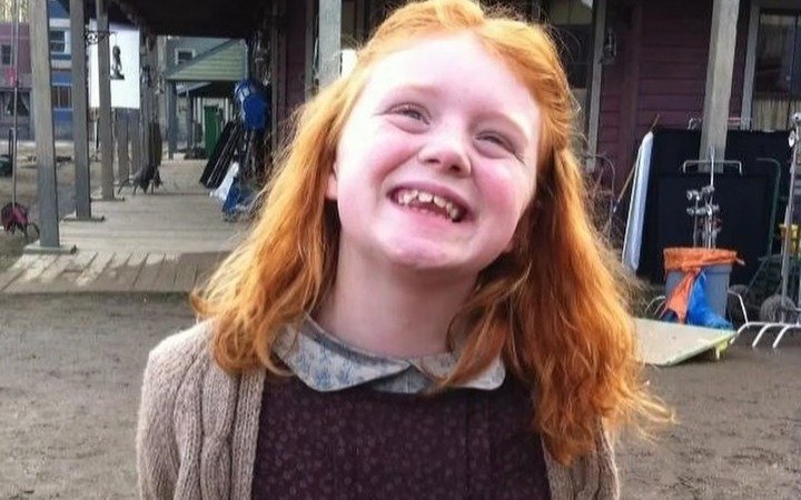 La actriz Mamie Laverock cayó de un quinto piso y está grave