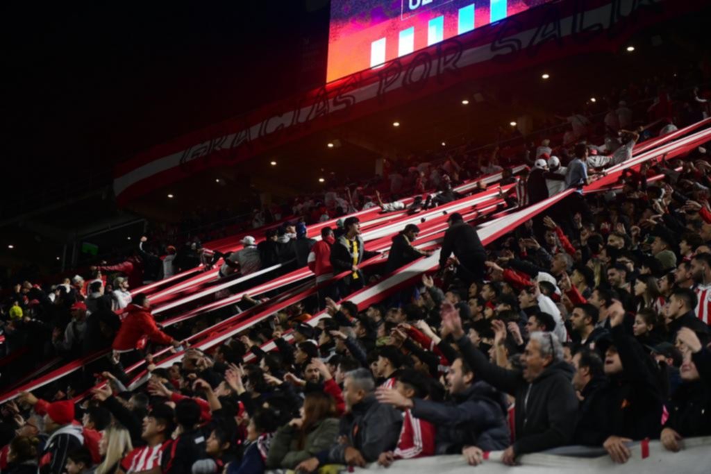 Los hinchas de Estudiantes pasaron de la euforia a la decepción: no fue la Copa que se esperaba