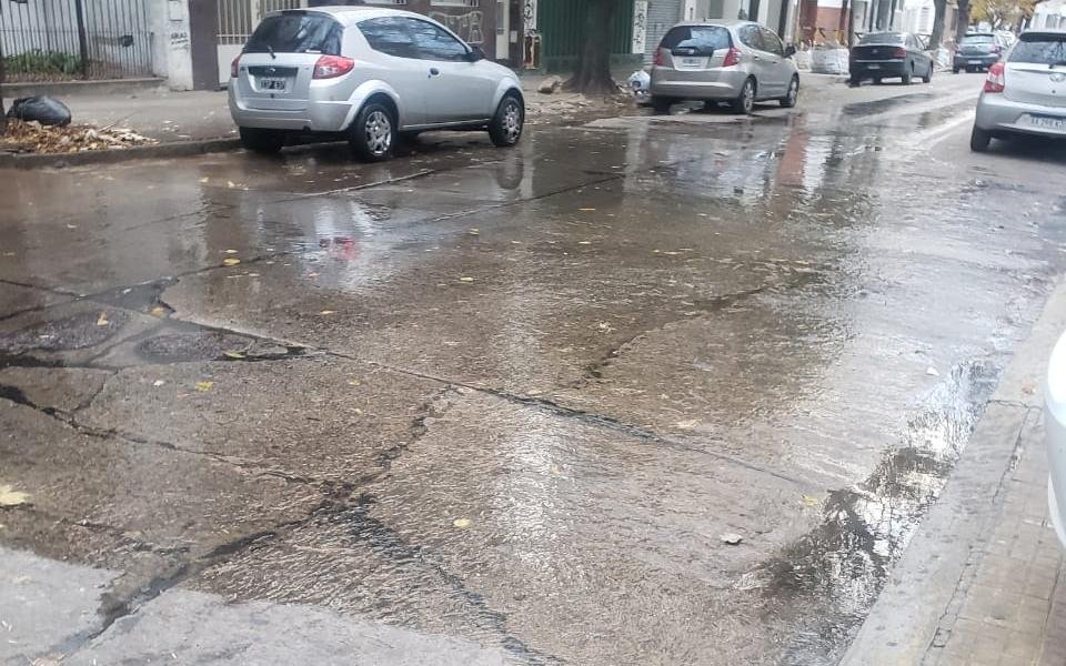 Desagote de agua estancada en pleno Barrio Norte