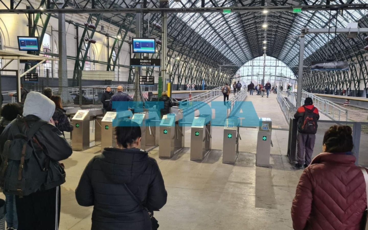 El Tren Roca, en modo "tortuga": odisea para usuarios de La Plata por una medida que complica más que un paro