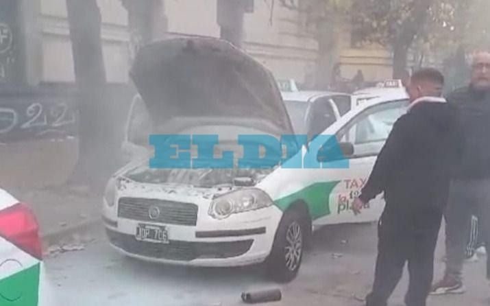 Se prendió fuego un taxi y hubo tensión en el acceso de la Estación de Trenes de La Plata