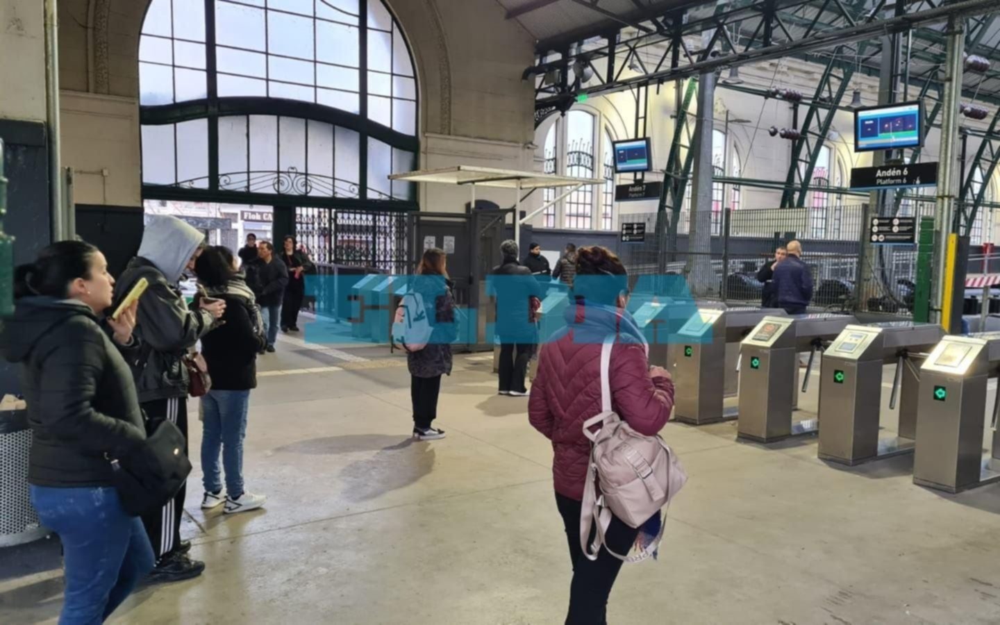 Trenes a media máquina: de cuánto es la demora, bronca de pasajeros y micros llenos en La Plata