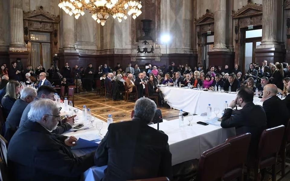 Ley Bases y paquete fiscal: firmaron los dictámenes y podrá sesionar el Senado
