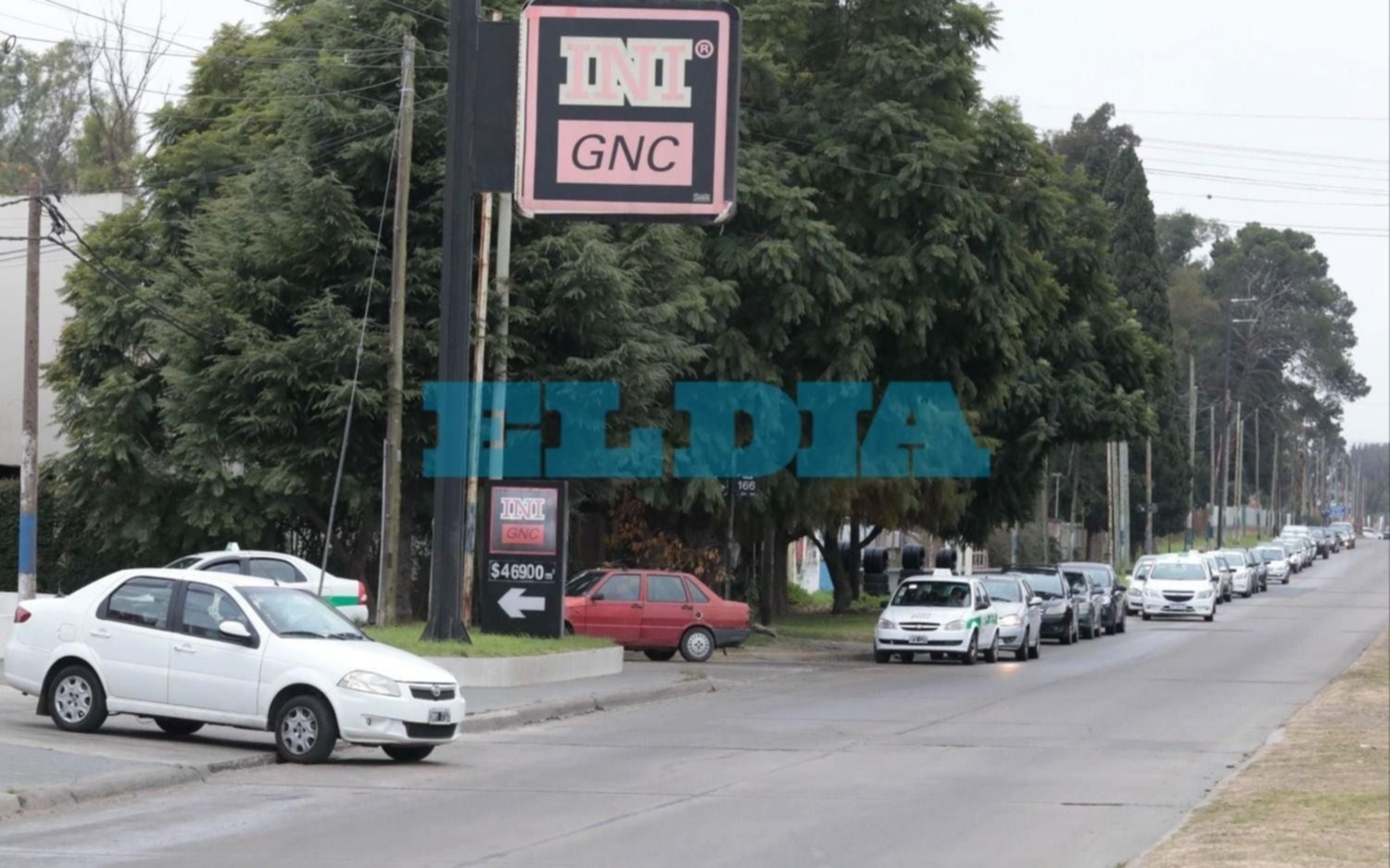 Lentamente vuelve el GNC a La Plata y siguen las largas filas: promesa de normalización