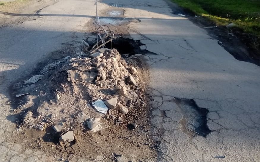 Vecinos de San Carlos reclaman por un gran pozo en medio de la calle