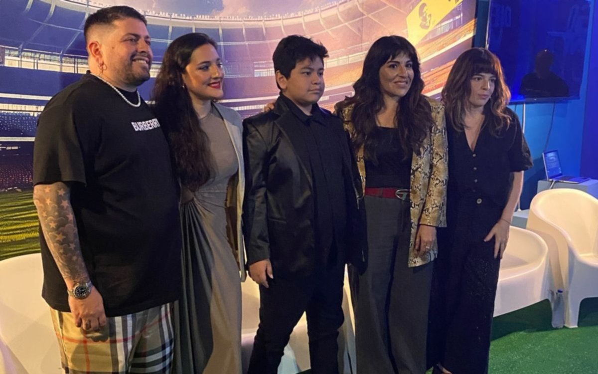 Los hijos de Maradona se encontraron en Nápoles para un homenaje al ídolo: "Diego vive"