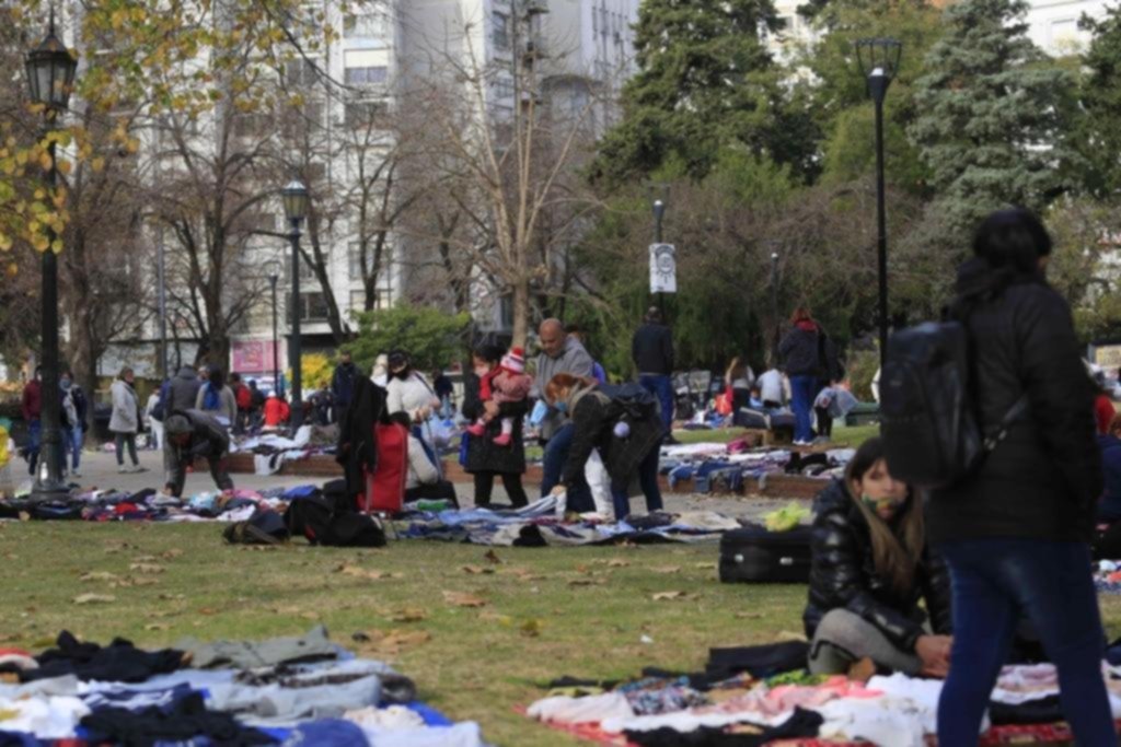 Último día de los feriantes en Plaza Italia y arranca el traslado a Meridiano V