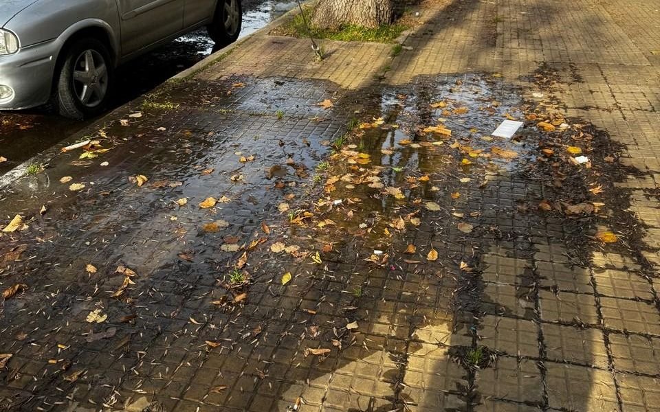 Una pérdida de agua en 18 y 41 tiene a maltraer a los vecinos