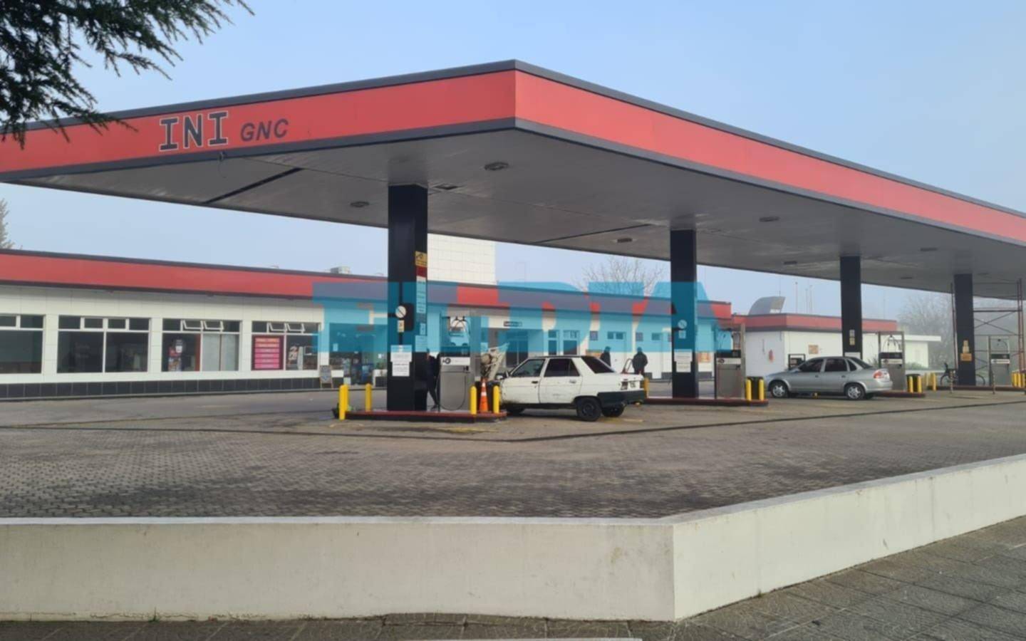 Ya cargan GNC en La Plata y llegó el alivio: casi no hay filas de autos en las estaciones de servicio