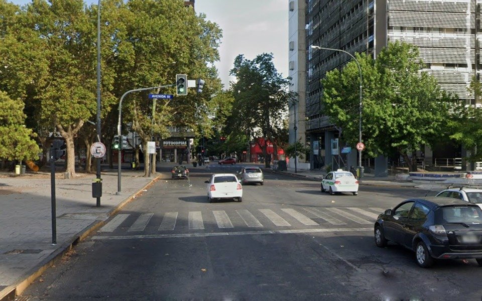 Un ciclista perdió la vida en Plaza Moreno tras ser chocado por una moto en Plaza Moreno
