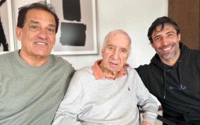 Carlos Bilardo recibió la visita de Ernesto Farías y su ex colaborador Miguel Ángel Lemme: "Que lindo volver a verte"