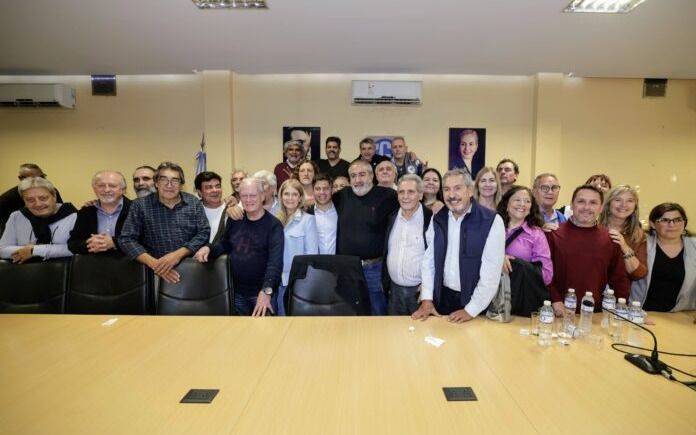 Una foto que hace ruido en la interna del PJ bonaerense: respaldo sindical a Axel Kicillof