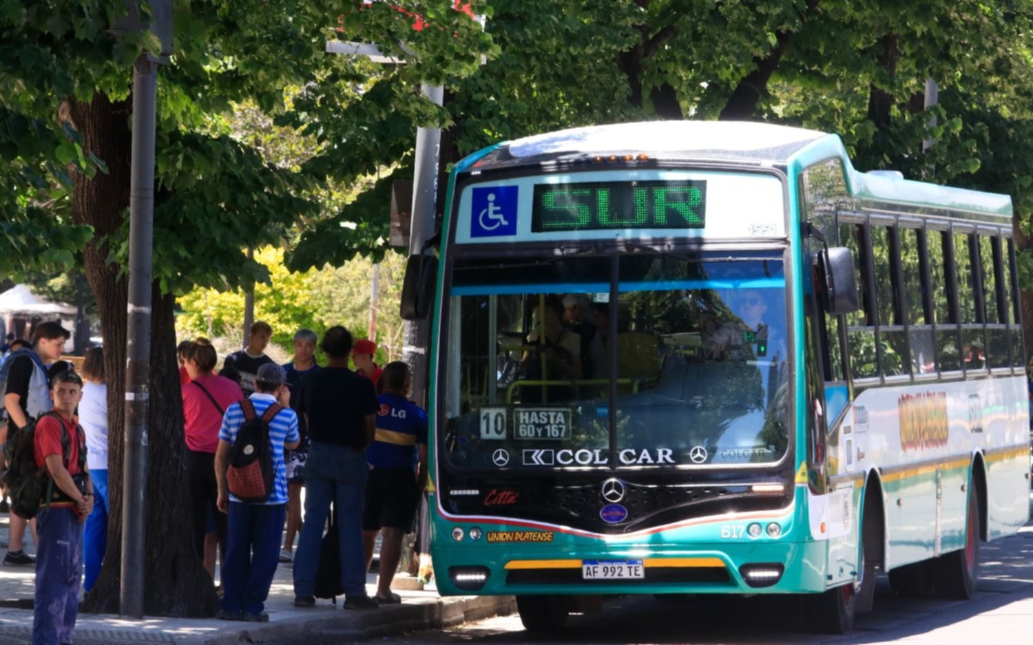 ¿Cuánto cuesta viajar en micro en La Plata desde este jueves 1 de mayo? Sección por sección, el nuevo cuadro tarifario
