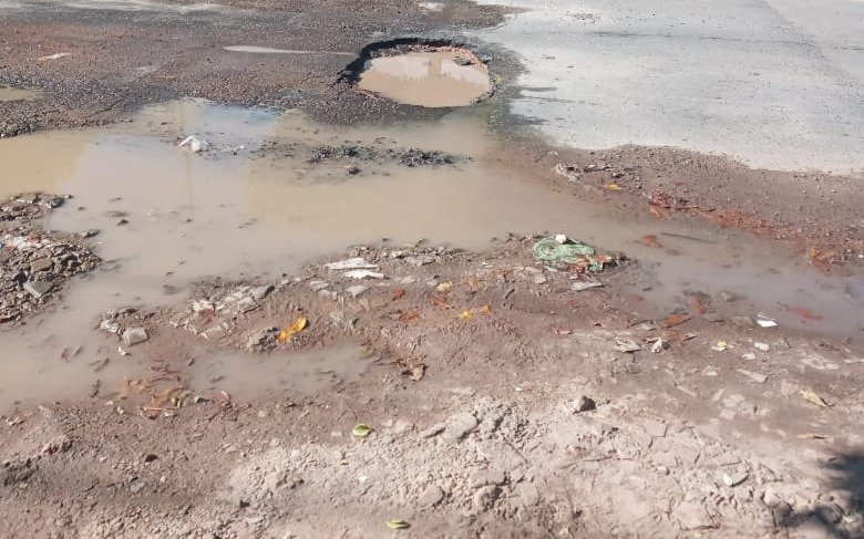 Una calle repleta de baches en Los Hornos