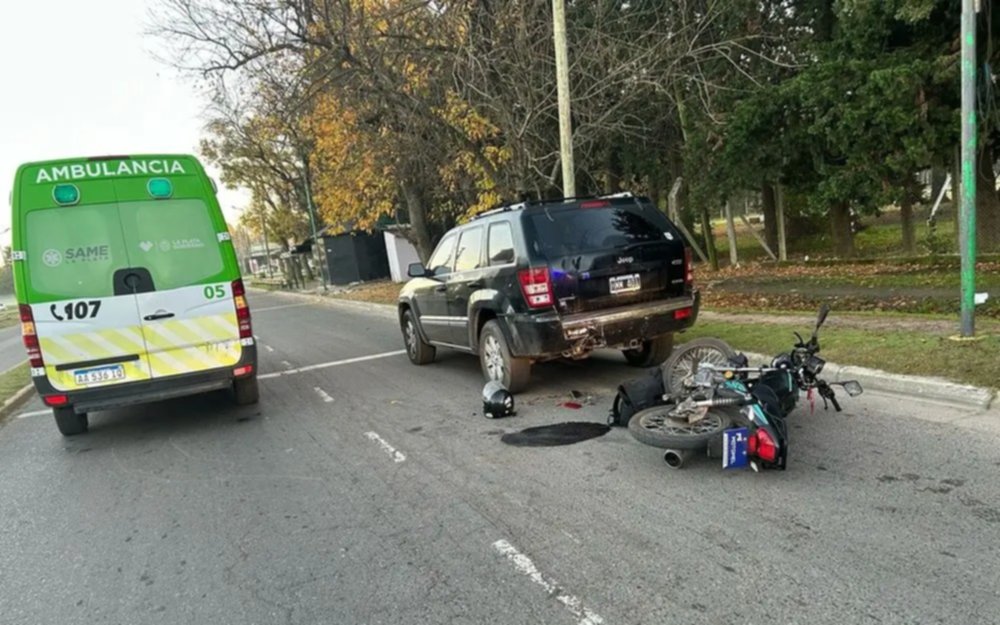 Un motociclista fue trasladado en grave estado tras un brutal choque en La Plata