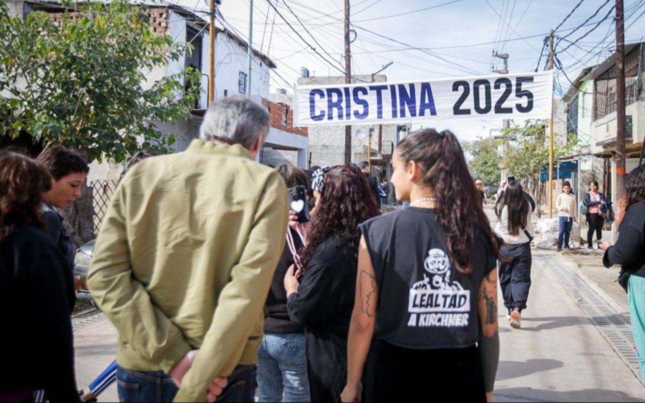Interna bonaerense: Máximo Kirchner y Mayra Mendoza recorrieron Villa Itatí con pasacalles "Cristina 2025"