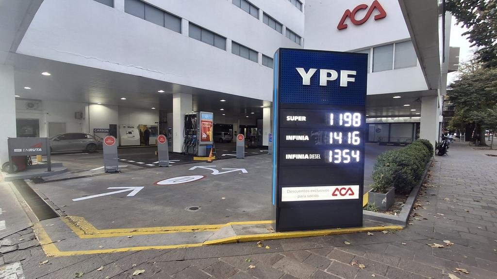 La “primaverita” de la nafta: tras bajar el precio, para los estacioneros podría subir 16%