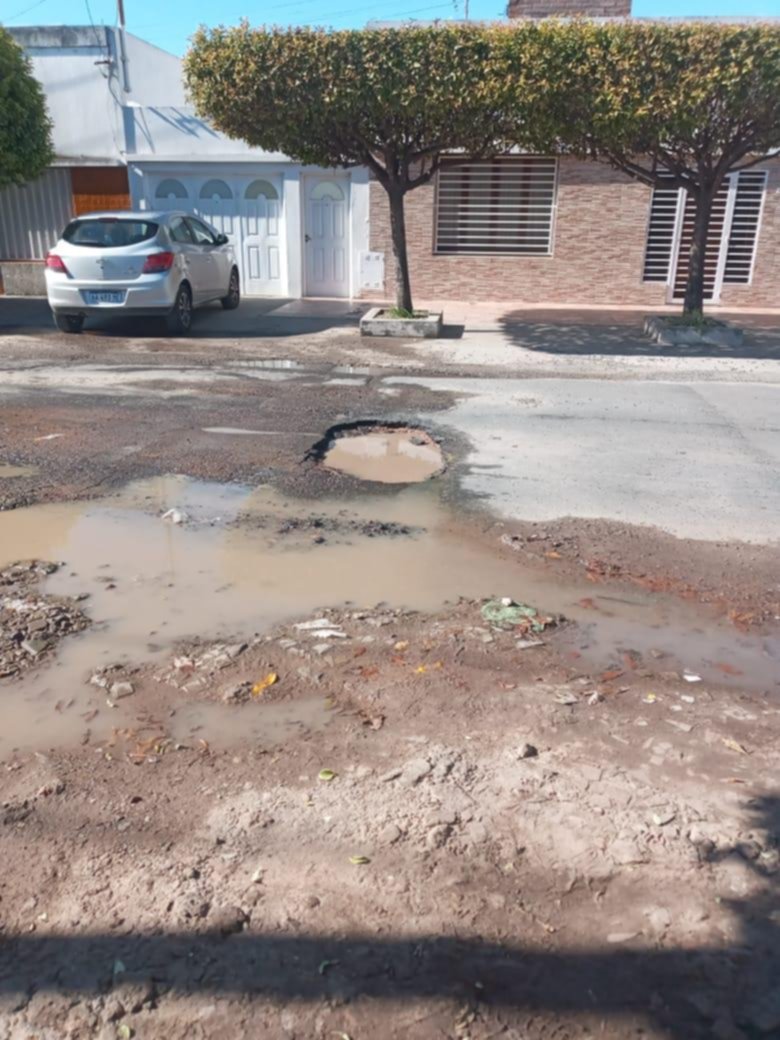 Pozo cada vez más profundo en una calle de Los Hornos