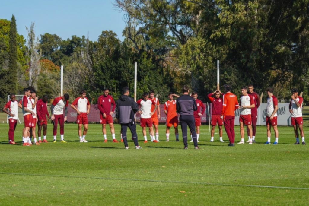 Domínguez mantiene dudas en el equipo
