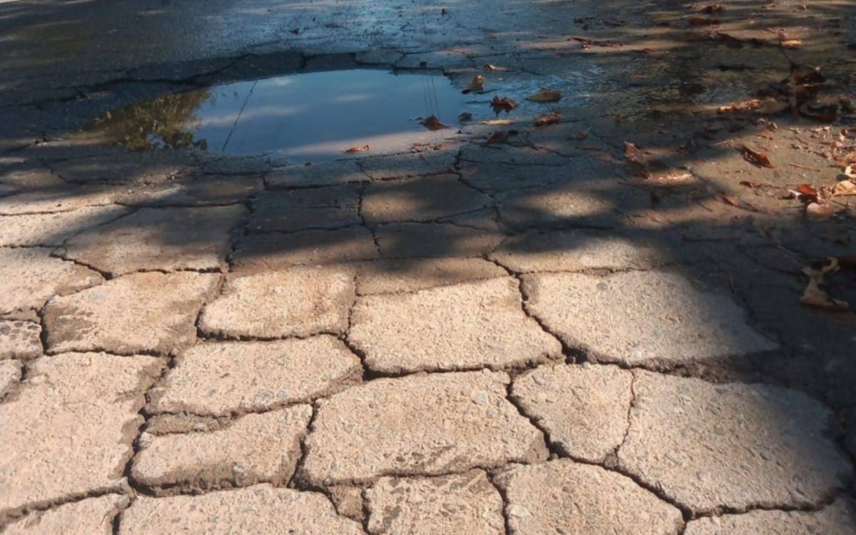 Denuncian pérdida de agua y rotura del asfalto en 147, 46 y 47