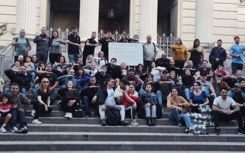 Frente al Museo de Ciencias Naturales de La Plata, realizaron el primer encuentro de "Dino Negacionismo"