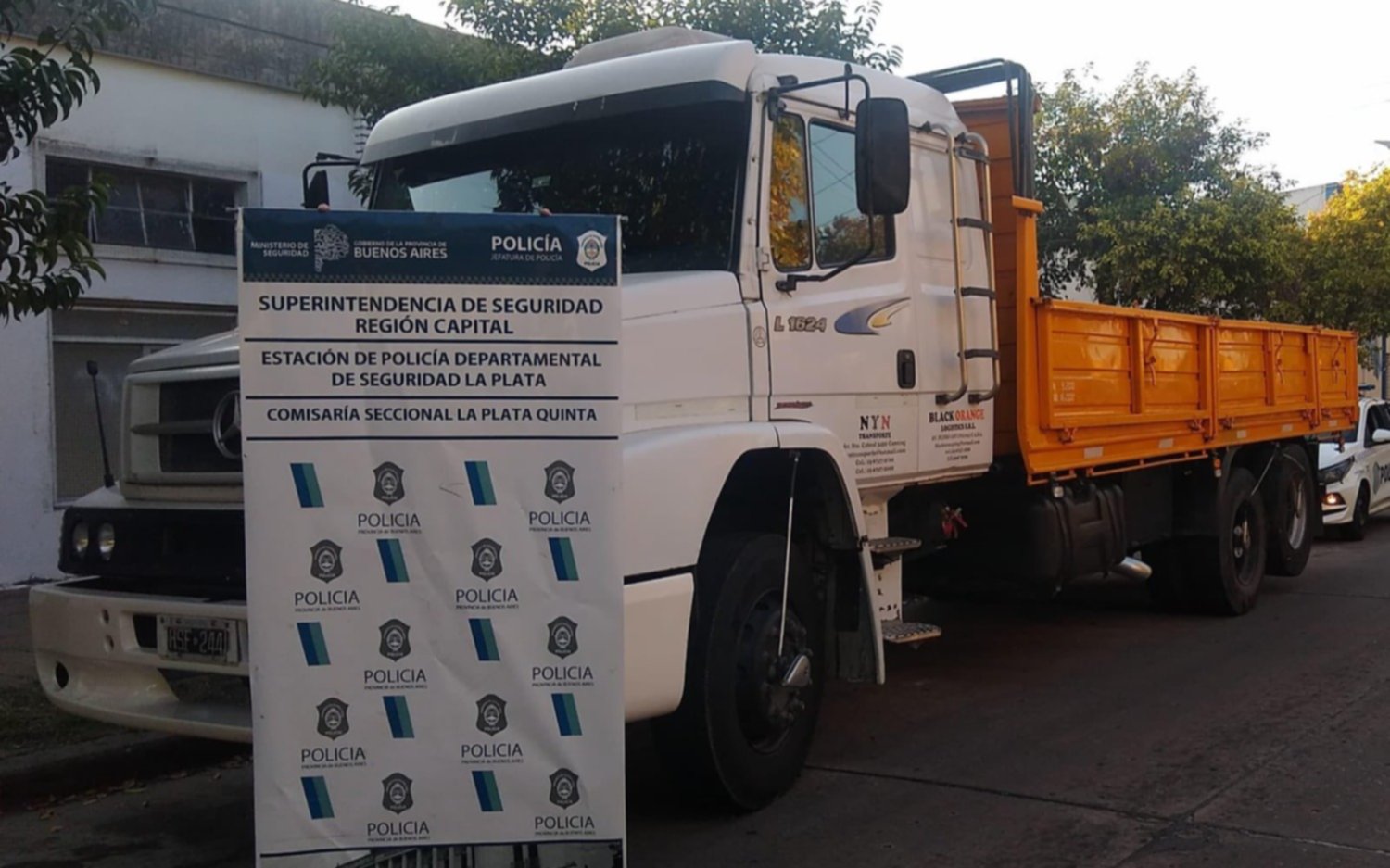 Con un camión, escaleras y cascos: cayó la falsa banda de operarios Movistar en La Plata