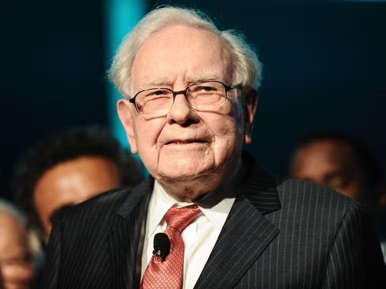 Warren Buffett dice que se retira a fin de año y sorprende a accionistas