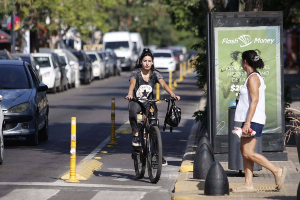 Más platenses pedalean, entre la movilidad sustentable y las tensiones del caos cotidiano