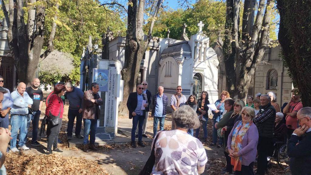 Homenaje a directivos de clubes barriales en el Cementerio