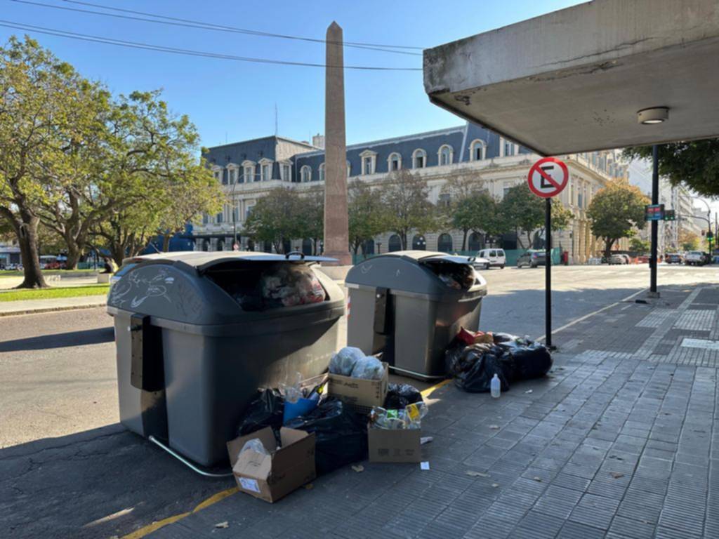 Ahora, el problema de la basura, frente a la Plaza