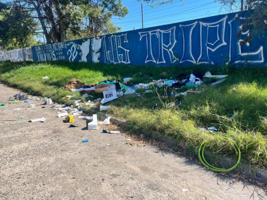 En 528 entre 17 y 18, los residuos por toda la cuadra