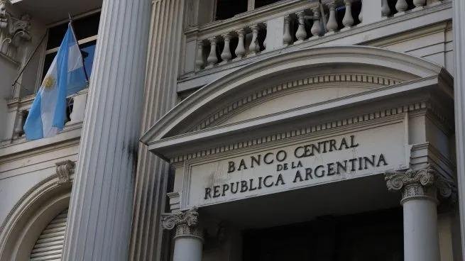 La reedición del dilema: bajar la inflación o acumular reservas