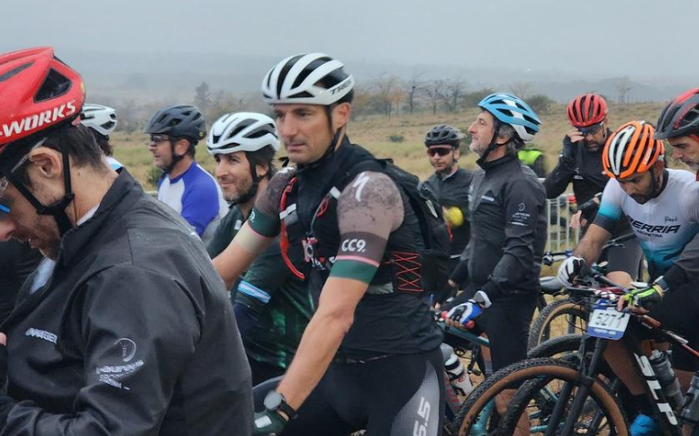 Scaloni, el platense Luis Martín y toda la Scaloneta en la carrera de mountain bike más importante del país