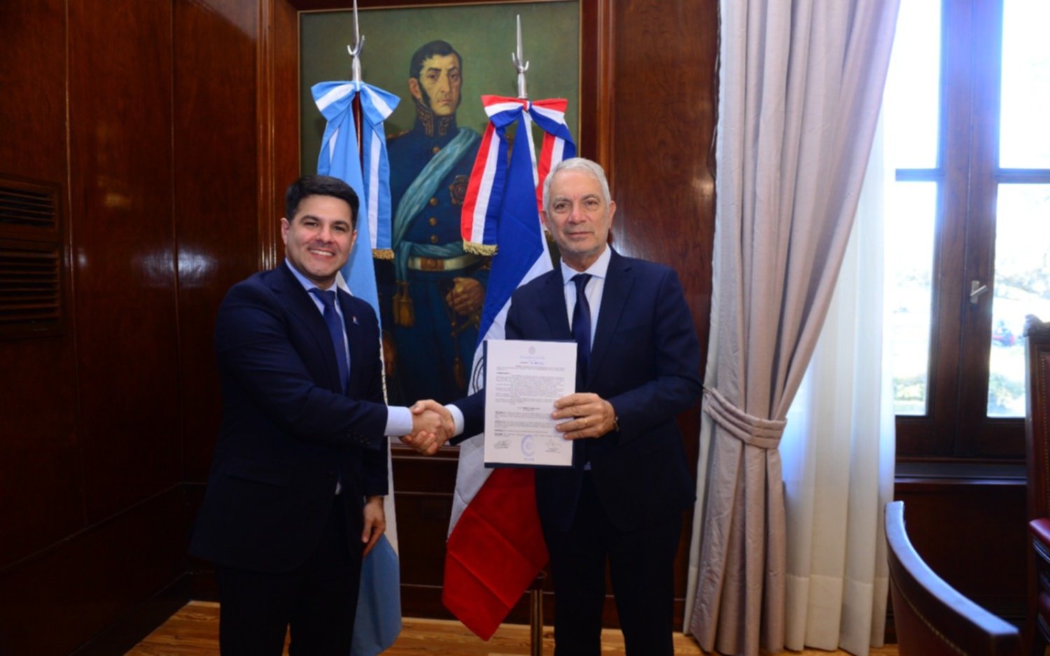 Alak recibió al cónsul de Paraguay para articular actividades culturales y de integración